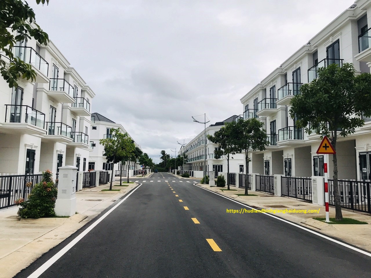 dac-diem-lien-ke-pho-huyen